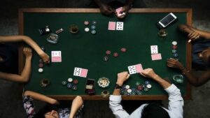 Khi chơi Poker, một trong những thuật ngữ xuất hiện khá phổ biến là bài rác. Vậy bài rác trong Poker là gì? Khi gặp bài rác Poker cần có những chiến lược đánh như thế nào để giành được chiến thắng? Hãy cùng nhà cái PQ88 tìm hiểu chi tiết ý nghĩa của lá bài này qua bài viết dưới đây nhé!